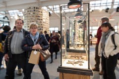 Besucher an der Ausstellung in Zug. (Bild: Christian H.Hildebrand, Neue ZZ)
