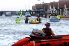 Im walisischen Rhyl holen Rettungskräfte die Menschen aus ihren überfluteten Häusern. (Bild: Keystone)