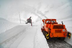 Die Schneemassen türmen sich meterhoch. (Bild: Keystone / Benedetto Galli)