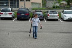 Sandra Röösli auf dem Parkplatz vor dem Schützenhaus. (Bild: Dominik Wunderli(Neue LZ))