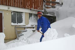 Alois Baumann räumt den Schnee weg. (Bild: Philipp Schmidli/Neue LZ)