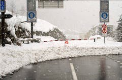 In Göschenen ist die Strasse durch die Schöllenen nach Andermatt gesperrt. (Bild: Keystone)
