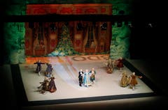 Vor imposantem Bühnenbild gleiten die Eiskunstläufer des russischen Staatsballetts scheinbar schwerelos übers Eis. (Bild: Stefan Kaiser)