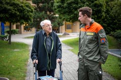 Bewohner Ferdinand Wyss zusammen mit Zivilschützer Yannick Kaech während des Morgenspaziergangs. (Bild: Roger Grütter / Neue LZ)