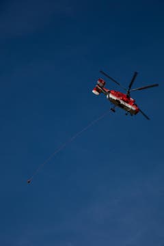 Der Helikopter auf dem Rückweg. (Bild: pd/Raju Boog)