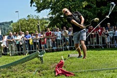 EVZ-Spieler Santeri Alatalo beim Hornussen (Bild: Christian Herbert Hildebrand / Neue ZZ)