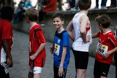 Die Jungen warten auf die vorherigen Läufer. (Bild: Stefan Kaiser (Neue ZZ))