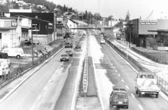 Die N 2 im Krienser Arsenal-Quartier rollt der Verkehr. Ein Bild aus den 1980er Jahren. (Bild: Archiv Neue LZ / André Häfliger)