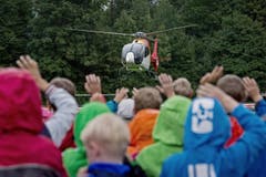 Die Stars landen mit dem Helikopter in Hochdorf. (Bild: Pius Amrein / Neue LZ)