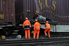 Fachleute begutachten den Schaden. (Bild: Urs Hanhart (Neue UZ))