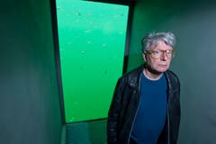 Der Künstler, das Fenster und die Fische. (Bild: Stefan Kaiser / ZZ)