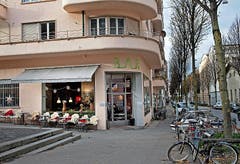 Piccolino Die Café-Bar an der Klosterstrasse 12 (ehemals «Meridiani ») bietet mit Selbstbedienung diverse Snacks, Kaffee und ein erlesenes Weinangebot. Edda Steinmann wirtet dort seit Oktober. Öffnungszeiten: Montag bis Samstag 7.30 bis 0.30 Uhr. (Bild: Eveline Beerkircher / Neue LZ)