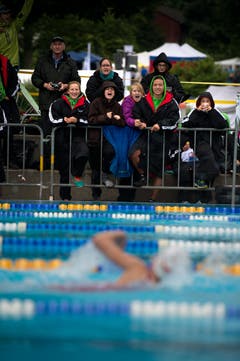 Zuschauer beim Hindernisschwimmen. (Bild: Nadia Schärli (Neue LZ))