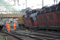 Vor der Reparatur der Gleisanlagen müssen die entgleisten Lokomotiven und Güterwagen mit einem Kran wieder auf die Geleise gehoben und abtransportiert werden. (Bild: Urs Hanhart (Neue UZ))