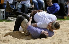 Benji von Ah bezwingt im fünften gang Thomas Toengo. (Bild: Keystone)