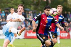 Zugs Ruben Burkard (links) gegen Basels Miguel Riveros (Bild: Keystone / Urs Flüeler)