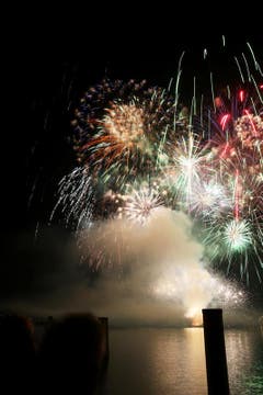 Feuerwerk in Flüelen (Bild: Manuela Jans / Neue LZ)