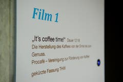 «It's coffee time». Im Tropenhaus wird ein Film über die Herstellung des Kaffees gezeigt. (Bild: Dominik Wunderli / Neue LZ)