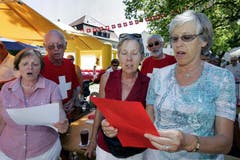 1. August-Feier auf dem Baarer Gemeindeplatz. Im Bild singen die Auslandschweizerin Ruth Couson, Nik Büchel, Madeleine Brügger, Horst Couson und Gerlinde Freimann (v.l.) die Nationalhymne. (Bild: Werner Schelbert / Neue ZZ)