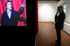 Emil Steinberger sieht sich Ausstellungsstücke an. (Bild: Keystone)