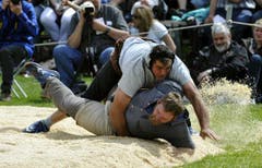 Betschart Torsten (unten) gewinnt gegen Imfeld Peter. (Bild: Keystone)