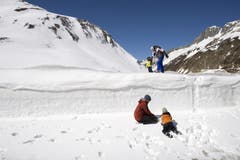 17. April 2014: Der Oberalp ist offen. (Bild: Keystone)