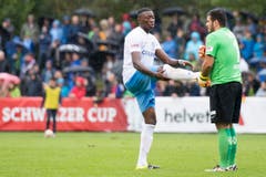 Der von einem Krampf geplagte Zuger Erick Ntsika (links) wird von Torhüter Georgios Marinis gepflegt. (Bild: Keystone / Urs Flüeler)