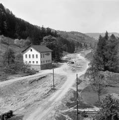 Hier bahnt sich im Mai 1954 eine Strasse an. (Bild: KEYSTONE/PHOTOPRESS-ARCHIV/Jules Vogt)