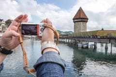Die Kapellbrücke ist ein beliebtes Fotosujet – auch während der Sanierung des Dachs. (Bild: KEYSTONE/Alexandra Wey)