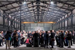 Bundespräsident Johann Schneider-Ammann spricht am Festplatz Rynächt zu den Journalisten. (Bild: Keystone / Alexandra Wey)