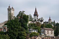 Der Luegislandturm (Mitte), flankiert vom Männliturm (links) und dem Wachtturm. (Bild: Pius Amrein / Neue LZ)