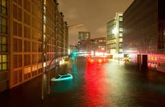 Überflutete Strassen in der Speicherstadt in Hamburg. (Bild: Keystone)