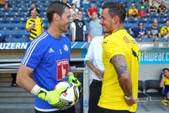 Kennen sich aus Super-League-Zeiten: Luzerns David Zibung (links) mit Dortmunds Roman Bürki. (Bild: Philipp Schmidli)