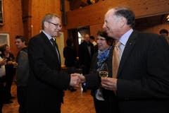 Der neue gewählte Regierungsrat Urban Camenzind (links) konnte unzählige Gratulationen entgegen nehmen, hier vom abtretenden Bildungs- und Kulturdirektor Josef Arnold. (Bild: Urs Hanhart / Neue UZ)