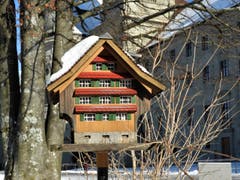 Was für ein wunderschönes Vogelhaus ! Fotografiert bei der Klosterkirche in Einsiedeln. (Bild: Margrith Imhof-Röthlin)