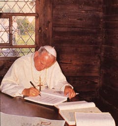 Papst Johannes Paul II am 14. Juni 1984 im Wohnhaus des Bruder Klaus in Flüeli-Ranft. (Bild: Neue OZ / Josef Reinhard)