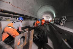 Im Bereich der Multifunktionsstelle in Sedrun werden letzte Vorbereitungen für den Einbau der festen Fahrbahn getroffen. (Bild: Urs Hanhart / Neue UZ)