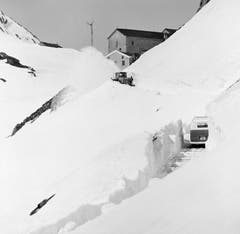 Schneeräumung mit einer Schneeschleuder am Grossen St. Bernhard-Pass, aufgenommen am 23. Mai 1960. (Bild: Keystone)