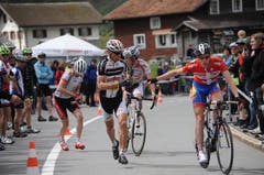 Die beiden führenden Teams bei der Übergabe in Unterschächen. (Bild: Urs Hanhart / Neue UZ)