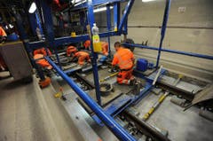 Beim Betonieren der Fahrbahn müssen die Arbeiter schweisstreibende Handarbeit verrichten. (Bild: Urs Hanhart/Neue UZ)
