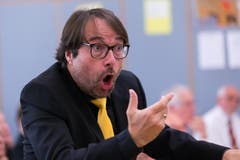 Andreas Wiedmer dirigiert den Männerchor Sursee beim Auftritt im Schulhaus Kirchbühl 2. (Bild: Roger Zbinden (Neue NZ))