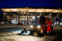 Eine Putzmaschine im Einsatz am Luzerner bahnhof. (Bild: Corinne Glanzmann / Neue LZ)