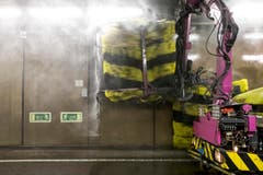 Mit Hochdruck werden die Wände abgespritzt. (Bild: Keystone / Alexandra Wey)