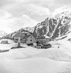 Das Hospiz auf der Passhöhe am Gotthardpass aufgenommen bei noch winterlichen Verhaeltnissen im Mai 1965. (Bild: Keystone)