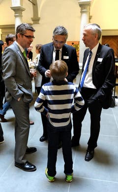 Nils Gresch im Gespräch mit den Politikern. (Bild: Nadia Schärli (Neue LZ))