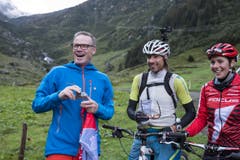 Andreas Meyer, CEO SBB, und die Biker Rene Zimmermann und Linda Indergand (von links) auf dem Hinter Etzliboden. (Bild: Keystone / Alexandra Wey)