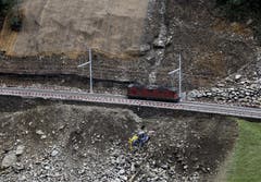 Zweimal 170 Meter Schienen wurden samt dem Schotterbett komplett ausgetauscht. Zudem mussten vier neue Mastfundamente betoniert und die Fahrleitungen erneuert werden. (Bild: Keystone)