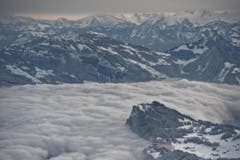 Aussicht vom "Büro" auf dem Pilatus: Bürgenstock im frühmorgendlichen Nebelmeer. (Bild: Pius Amrein (Neue LZ))