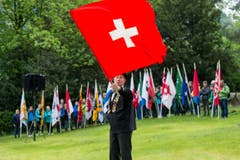 Umrahmt wurde der Festakt von Fahnenschwingern. (Bild: Keystone / Urs Flüeler)