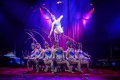 Treten die «Feather Girls» der China National Acrobatic Troupe auf, flirren und surren die Doppelhohlkegel in rasanter Geschwindigkeit durch die Lüfte. Die chinesischen Artistinnen gewannen im vergangenen Jahr den Goldenen Clown am 37. Internationalen Circus-Festival von Monte-Carlo. (Bild: PD)